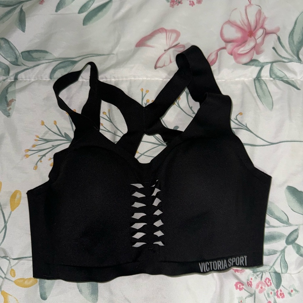 32 C never worn Victoria secret sports bra in black